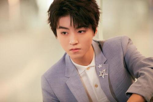 娱乐爆料王俊凯吴磊,兄弟情深，幕后故事大揭秘